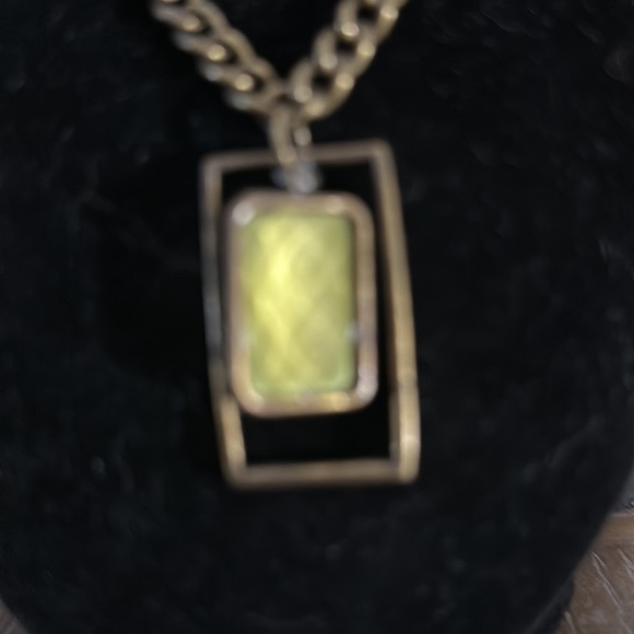 Vintage brass chain with square pendent with green glass bead inside it turns - Picture 2 of 4